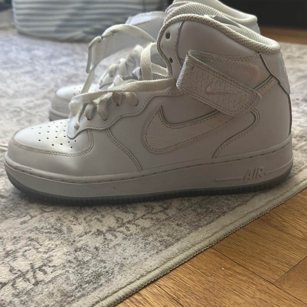 Nike White Sneakers Classic Mid-Top Design